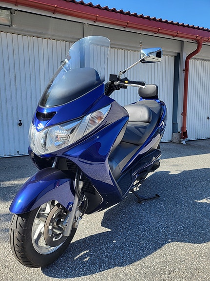 Suzuki AN400 Burgman 2 of 4