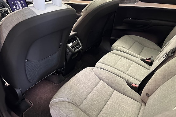 Volvo EX90 14 of 26