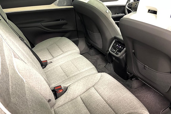 Volvo EX90 13 of 26