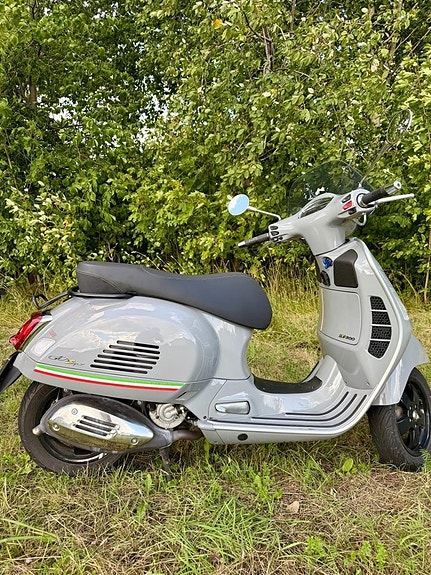 Piaggio Vespa GTS 300 Super 3 of 4
