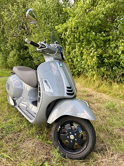 Piaggio Vespa GTS 300 Super 2 of 4