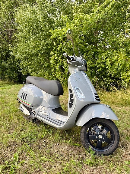 Piaggio Vespa GTS 300 Super 4 of 4