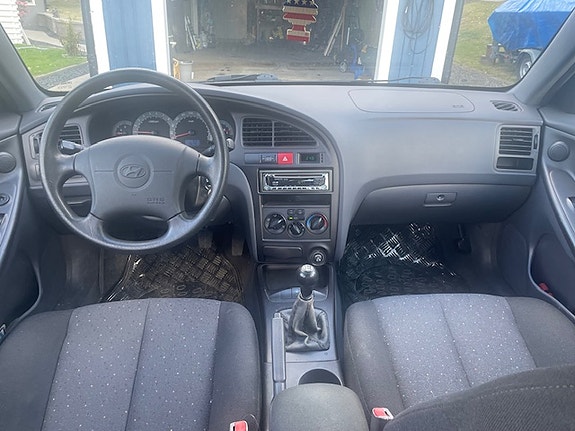Hyundai Elantra 3 of 6