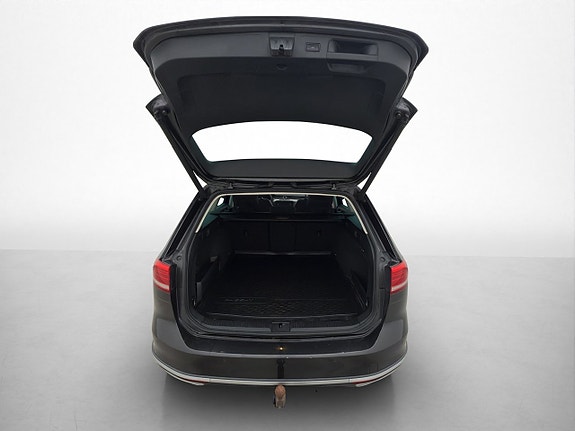 Volkswagen Passat Alltrack 12 of 30