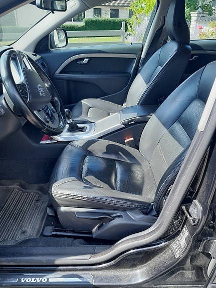 Volvo XC70 2 of 8