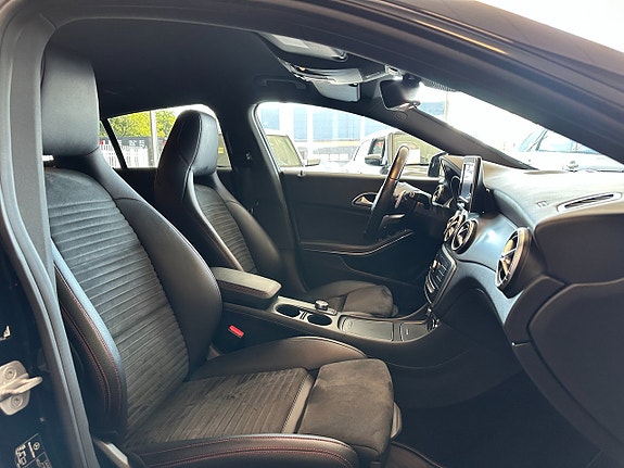 Mercedes-Benz CLA250 11 of 17