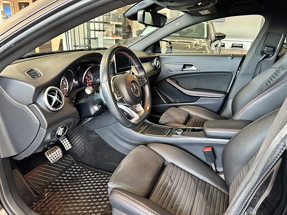 Mercedes-Benz CLA250 7 of 17