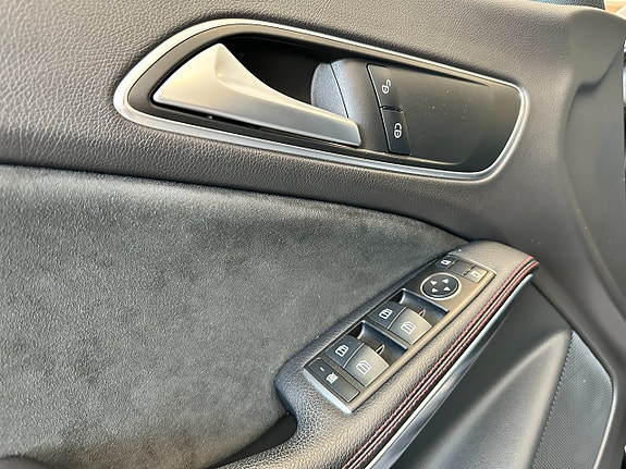 Mercedes-Benz CLA250 14 of 17