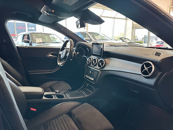 Mercedes-Benz CLA250 10 of 17