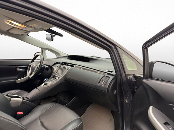 Toyota Prius Plug-in Hybrid 11 of 30