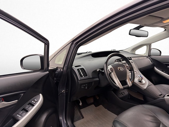 Toyota Prius Plug-in Hybrid 16 of 30