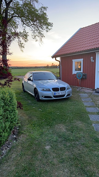 BMW 318d 2 of 5