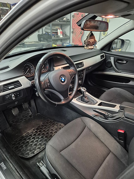BMW 318d 3 of 5