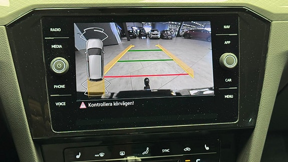 Volkswagen Passat 13 of 22