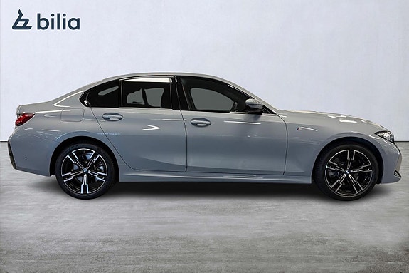 BMW 330e 16 of 18