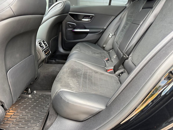 Mercedes-Benz C300 16 of 28