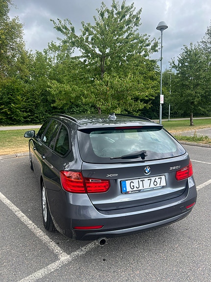 BMW 320i 3 of 10