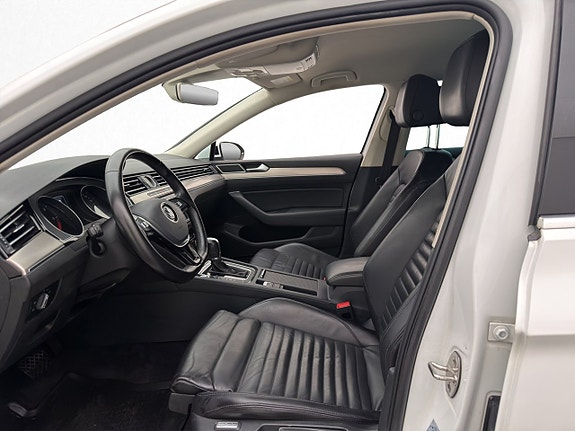 Volkswagen Passat 12 of 30