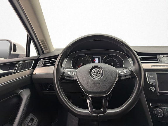 Volkswagen Passat 14 of 30