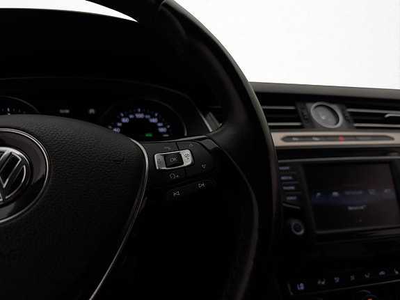 Volkswagen Passat 19 of 30