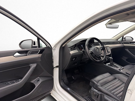 Volkswagen Passat 11 of 30