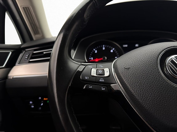 Volkswagen Passat 17 of 30