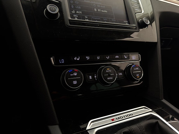 Volkswagen Passat 22 of 30