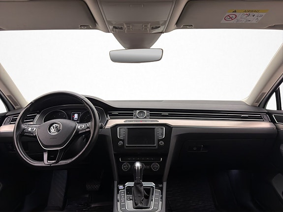 Volkswagen Passat 13 of 30