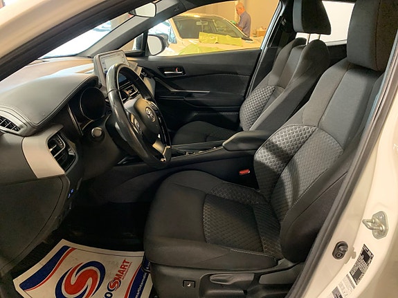 Toyota C-HR 8 of 24