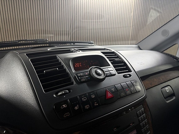 Mercedes-Benz Viano 16 of 25