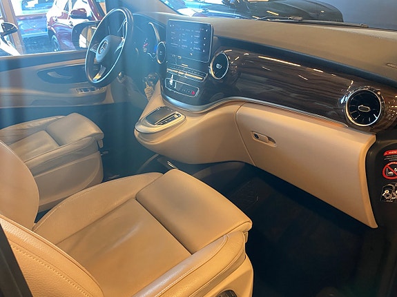 Mercedes-Benz V300 12 of 24
