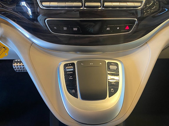 Mercedes-Benz V300 13 of 24