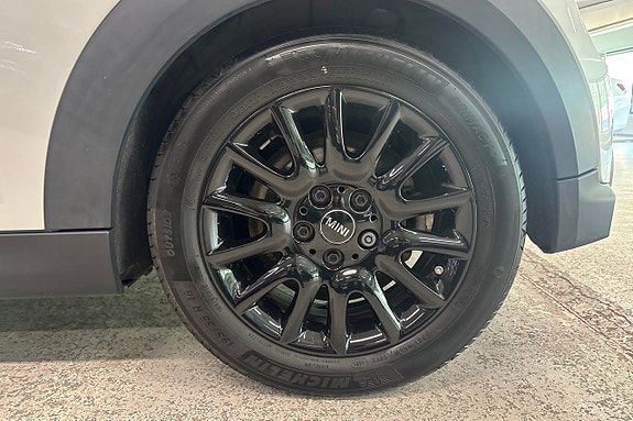 MINI Cooper 15 of 18