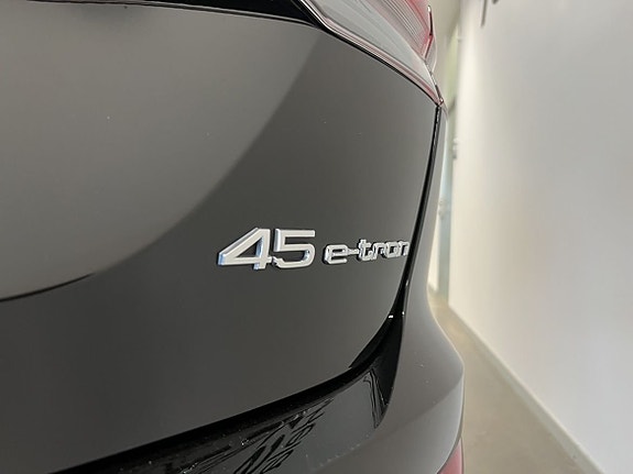 Audi Q4 e-tron 3 of 9