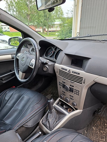 Opel Astra 2 of 3
