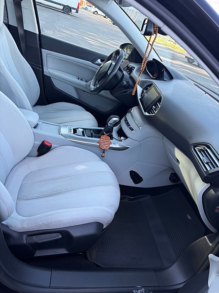 Peugeot 308 SW 4 of 9