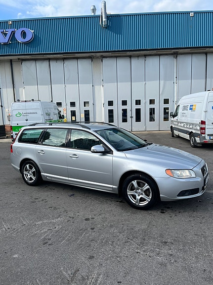 Volvo V70 3 of 8