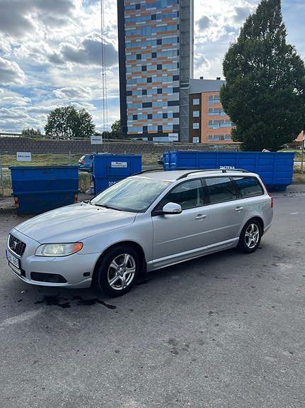 Volvo V70 2 of 8