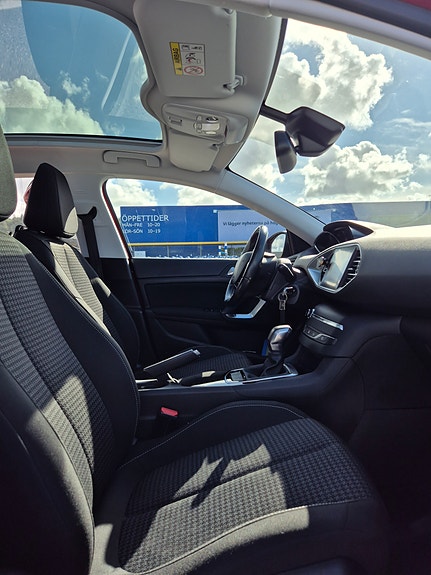 Peugeot 308 4 of 9