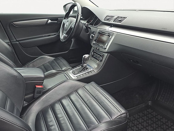 Volkswagen Passat 12 of 19