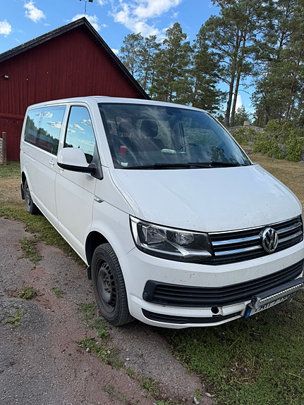 Volkswagen Caravelle 2 of 4
