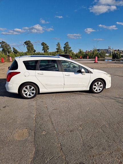 Peugeot 308 SW 4 of 9