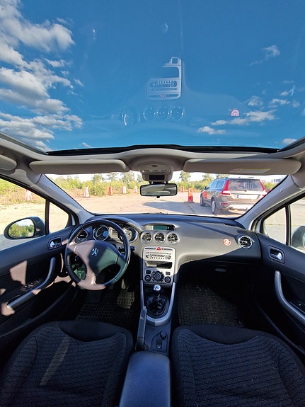 Peugeot 308 SW 2 of 9