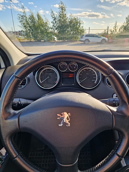 Peugeot 308 SW 8 of 9