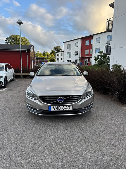 Volvo V60 2 of 10