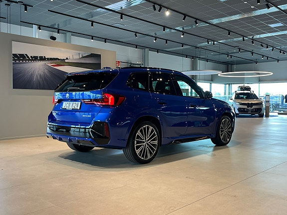 BMW iX1 4 of 20