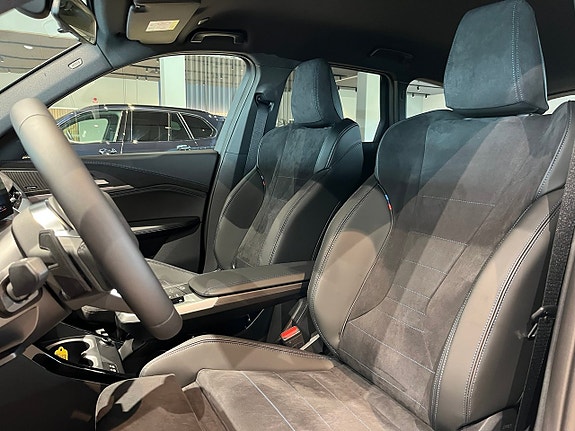 BMW iX1 8 of 20