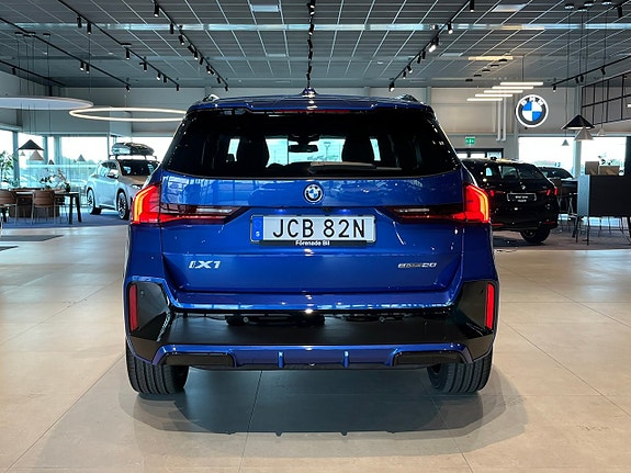 BMW iX1 5 of 20