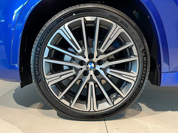 BMW iX1 7 of 20