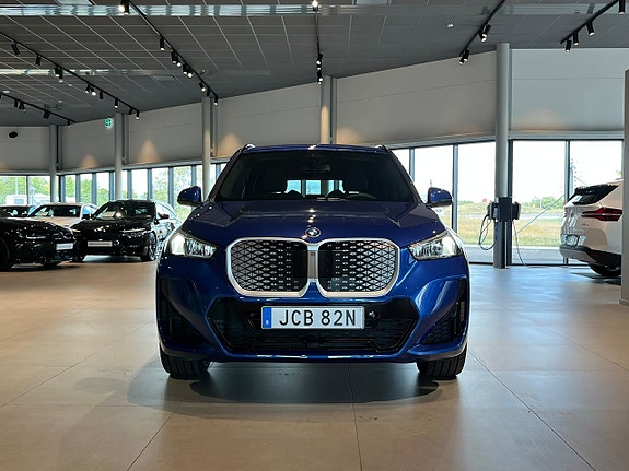 BMW iX1 2 of 20